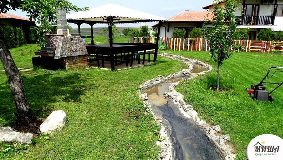 Guest House Misha Petrevene Exterior foto